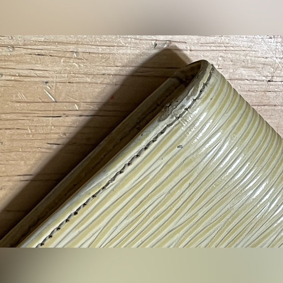 LOUIS VUITTON Vanilla Pepper Epi Porte-Billets - Picture 3 of 16
